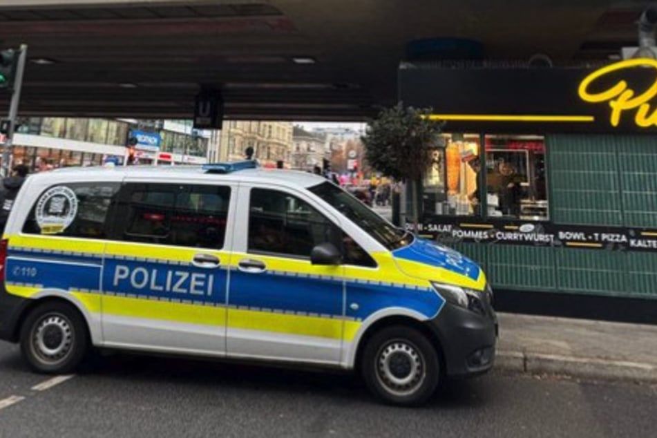 Auch die Polizei ist zur Unterstützung vor Ort.