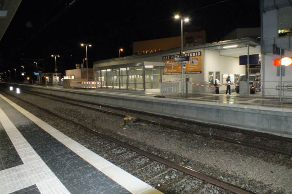 Tatort S-Bahnhof: Mann (72) mit Teppichmesser attackiert und verletzt