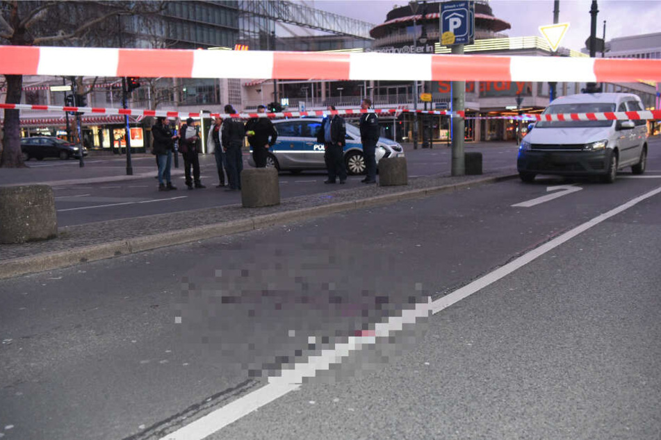 Auf der Straße sind Blutspuren zu sehen.