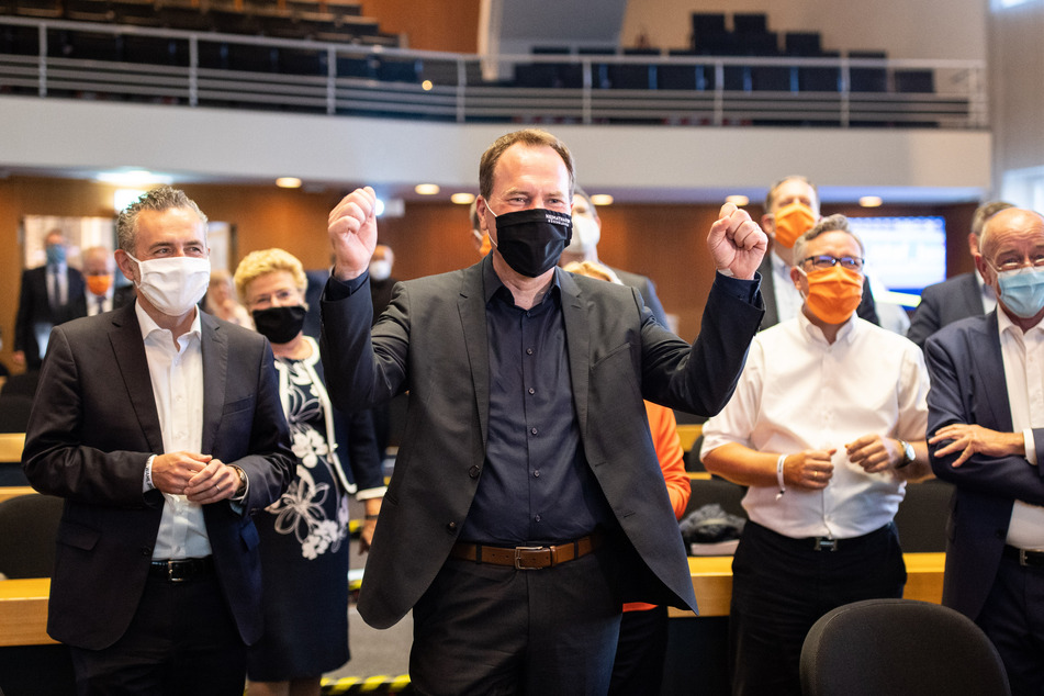 Stephan Keller (CDU), Oberbürgermeisterkandidat von Düsseldorf, freut sich nach den ersten Hochrechnungen.