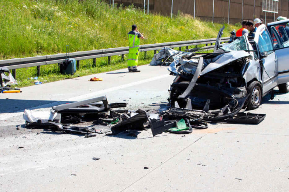Sieben Menschen wurden bei dem Unfall auf der A8 verletzt, zwei Personen schweben in Lebensgefahr.
