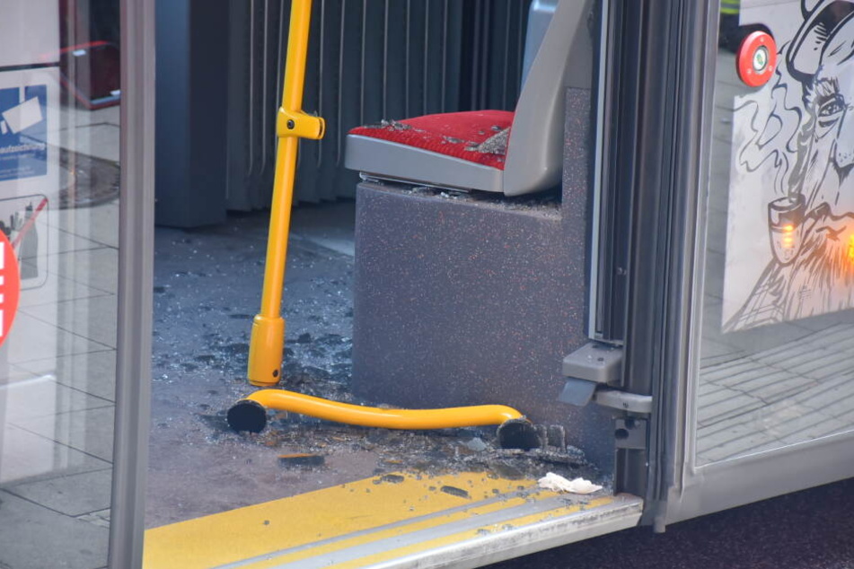 Eine Glasscheibe im Bus wurde zerstört.