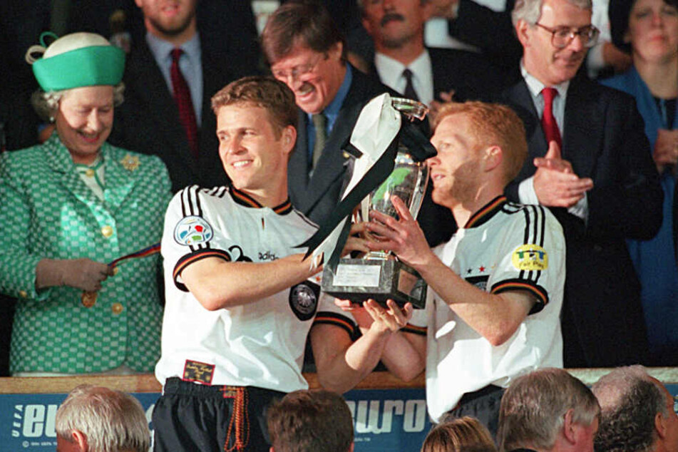 Oliver Bierhoff und Matthias Sammer beim letzten Gewinn der Europameisterchaft 1996 in England.