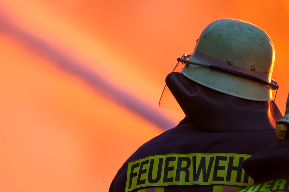 Balkon und Keller brennen bei Magdeburg: Mutige Helferin verletzt