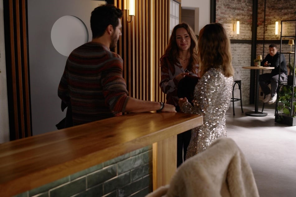 Matteo (Riccardo Angelini, 44), Emma (Luisa Binger, M., 35) und Nathalie (Amrei Haardt, 36) befinden sich in einem komplizierten Liebes-Dreieck.