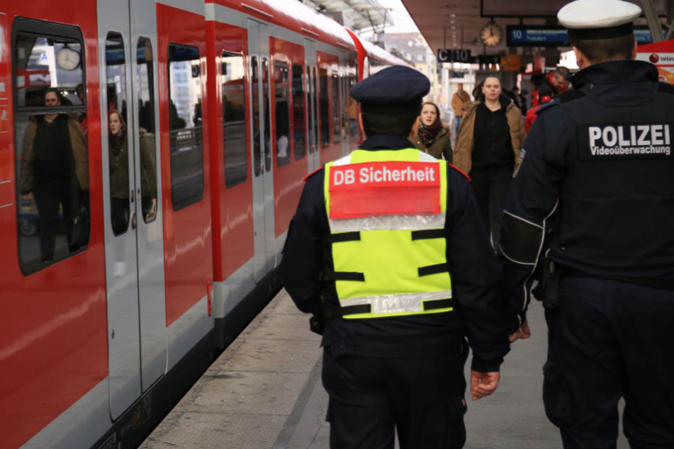 Immer mehr Mitarbeiter der Deutschen Bahn werden während ihres Dienstes Opfer von Gewalt. (Symbolbild)