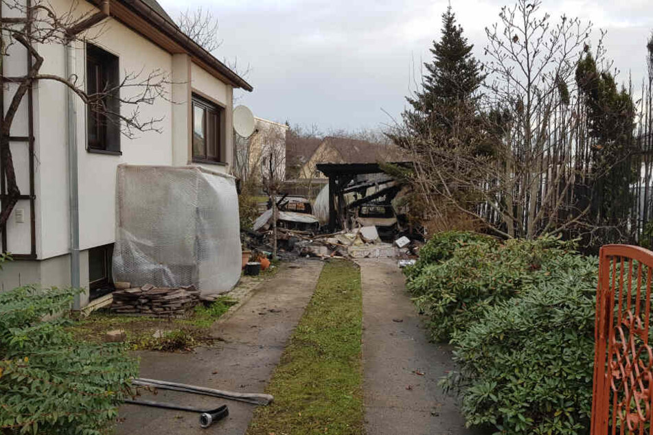 Auch dieses Carport und zwei Autos brannten nach der Explosion aus.