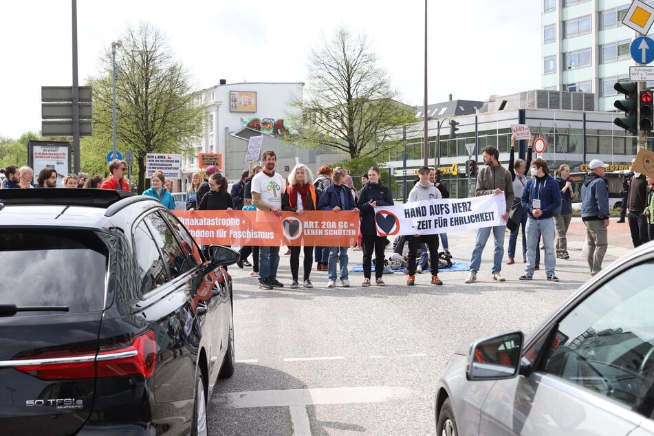 Die Demonstranten blockieren aktuell die Max-Brauer-Allee in Hamburg-Altona.