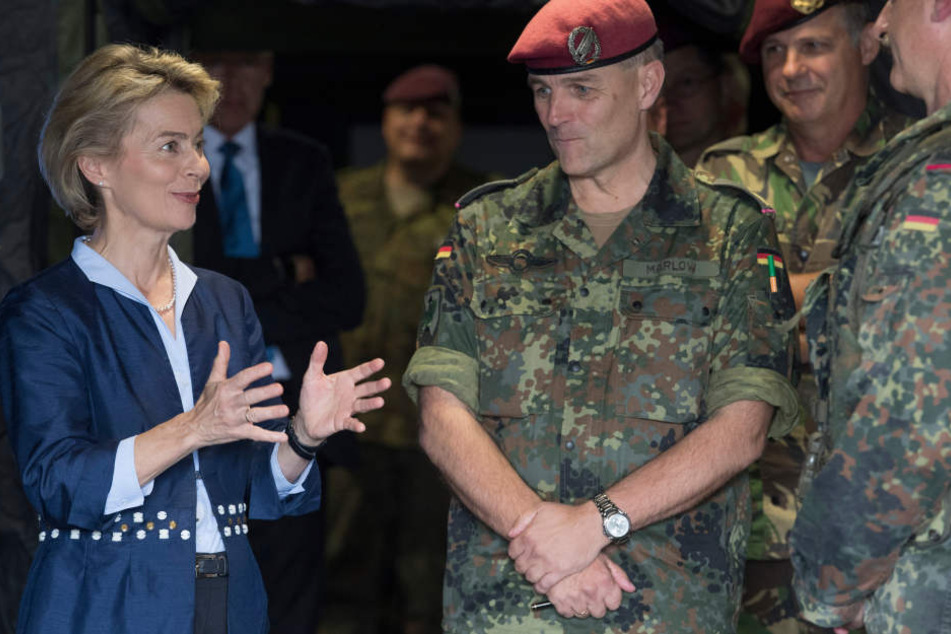Von der Leyen besuchte die Division Schnelle Kräfte und erklärte anschließend ihre Pläne mit dem Standort.