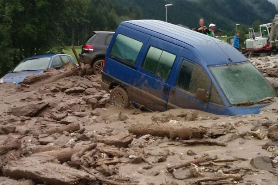 Zahlreiche Autos wurden durch die Schlammlawinen mitgerissen und verschüttet.