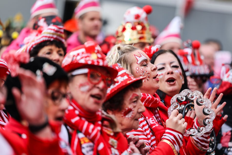 An Weiberfastnacht werden in Köln wieder Zehntausende Jecke erwartet, die ab 11.11 Uhr den Straßenkarneval einläuten. (Archivbild)