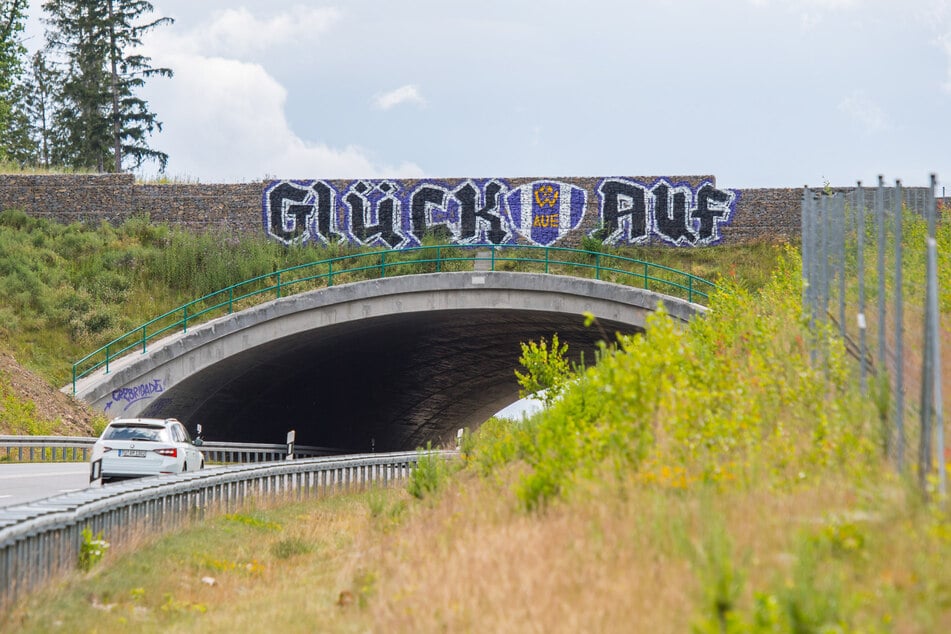 Diese Werbung für die Auer Kicker prangt seit einiger Zeit an einer Brücke bei Schneeberg.