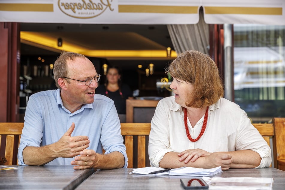 Umweltminister Wolfram Günther (51) im Gespräch mit TAG24-Redakteurin Pia Lucchesi.