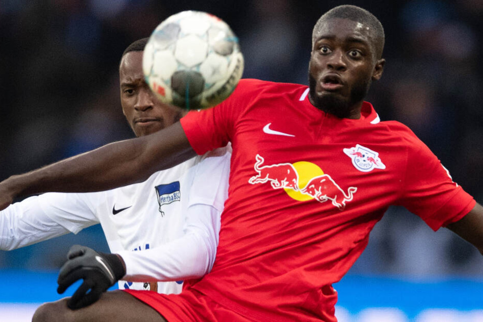 Dayot Upamecano (r.) von RB Leipzig soll sich im Visier des FC Bayern befinden.