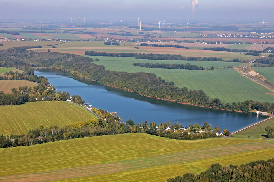 Die Koberbach Talsperre in Werdau: Hier musste am Sonntagnachmittag ein Junge (13) gerettet werden, nachdem er von einem Radweg ins Wasser gestürzt war (Archivbild).