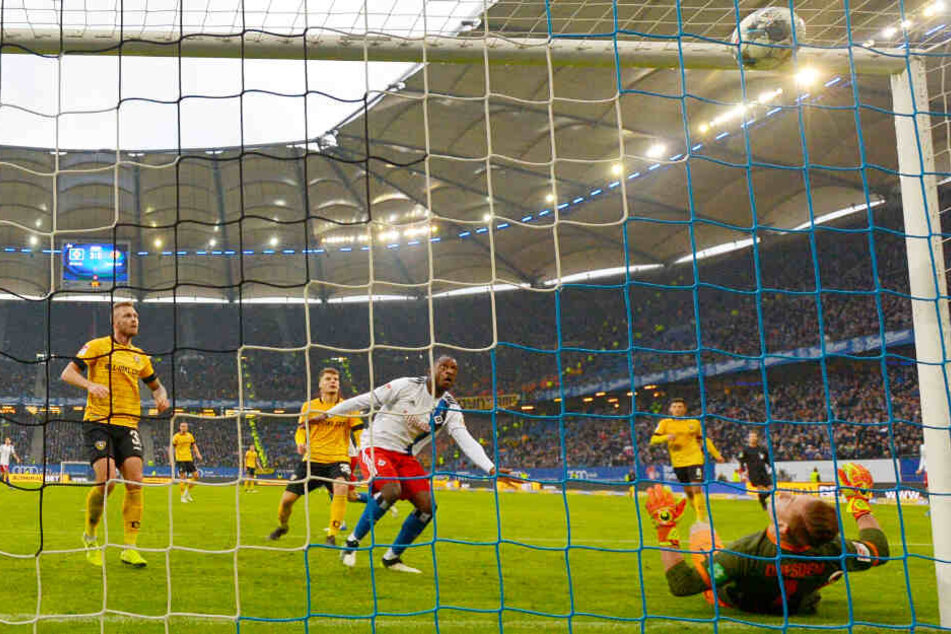 Machtlos musste Dynamo-Torhüter Kevin Broll (am Boden) ansehen, wie Hamburgs David Kinsombi (M.) den Ball in der Nachspielzeit ins Dresdner Gehäuse köpfte.