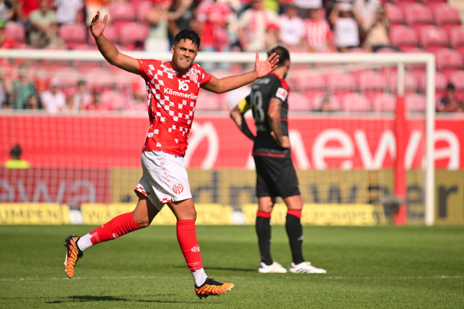 Nadiem Amiri (27, l.) hätte Bo Svensson beinahe mit seinem traumhaften Freistoßtor die Rückkehr nach Mainz vermiest.