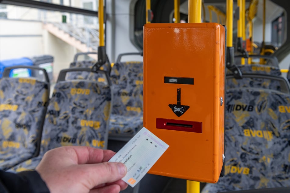 Knallorange und etwas altmodisch - so sieht der Großteil der Dresdner Ticketentwerter aus.