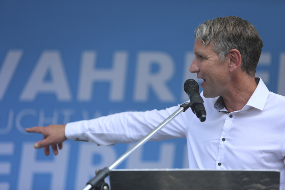 Björn Höcke wettert gegen 2G-Regel, verharmlost Corona und stellt den Impfstoff infrage