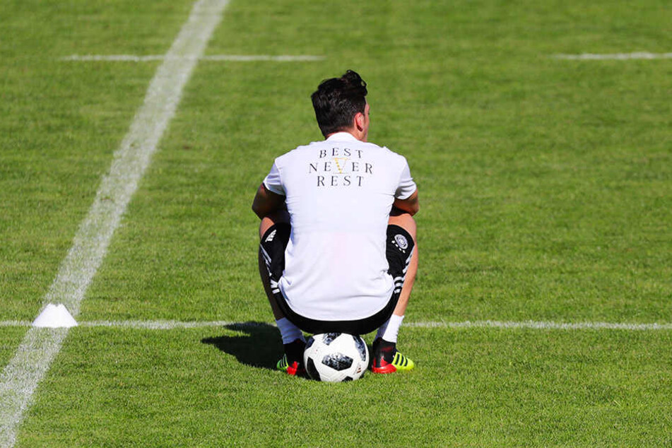 Hat sich Mesut Özil mit seiner Schweigetaktik ins Abseits manövriert?