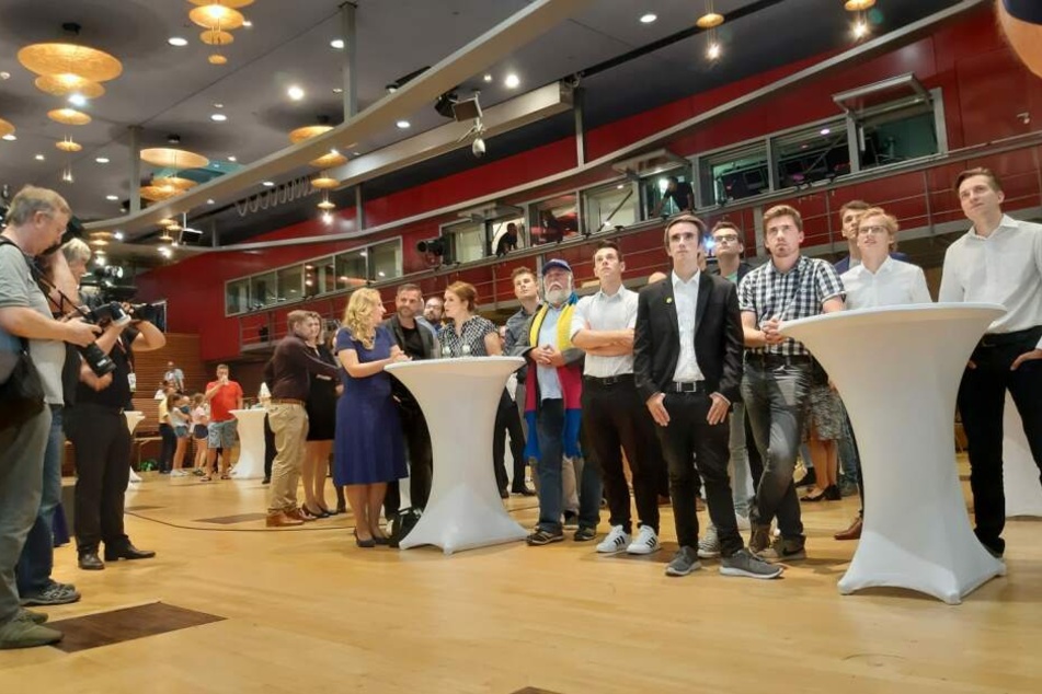 Schafft die FDP den Einzug in den Landtag? Gespannte Gesichter warten auf die Zahlen.