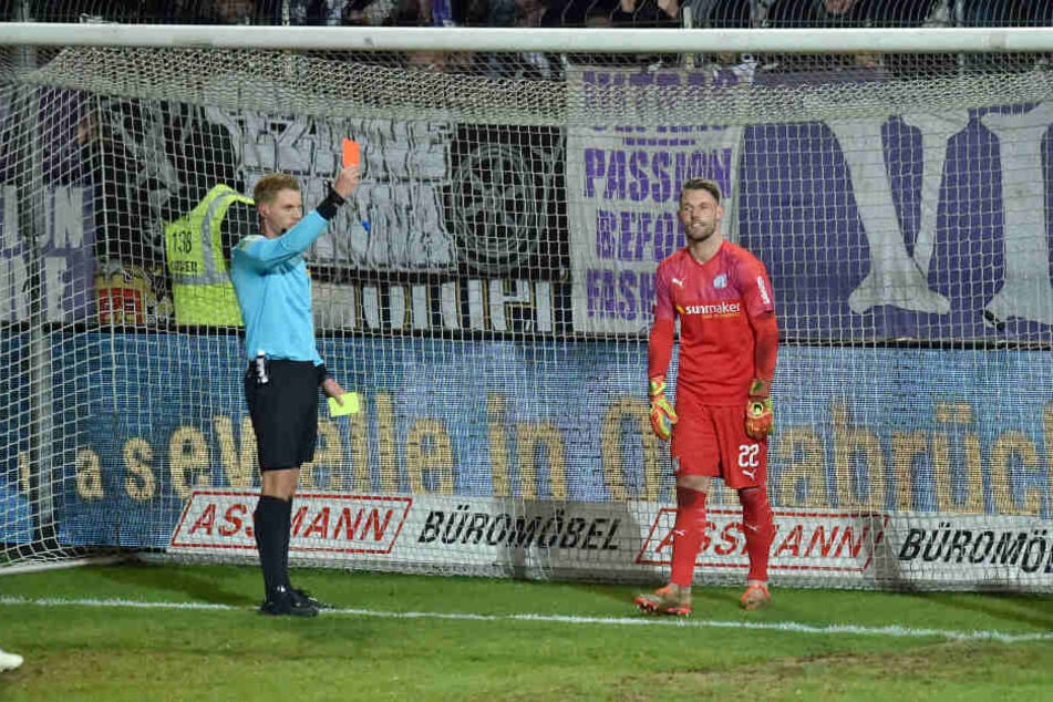 Osnabrücks Keeper Philipp Kühn (r.) erwischte es gegen Sandhausen. Da stellte ihn Schiedsrichter Timo Gerach mit Gelb-Rot vom Platz.