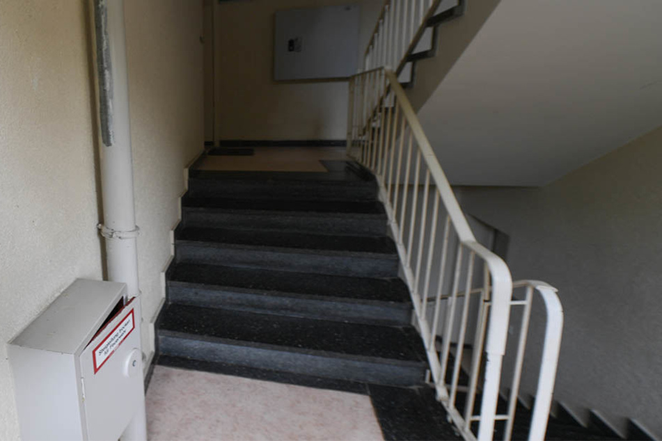 Als sie ihre Post holen wollte, wurde die Frau im Flur des Mehrfamilienhauses von dem Unbekannten angegriffen. (Symbolbild)