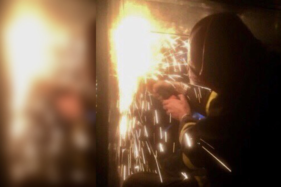 Die Feuerwehr konnte den Jungen mit schwerem Gerät aus dem Schacht befreien, doch er verstarb wenig später.