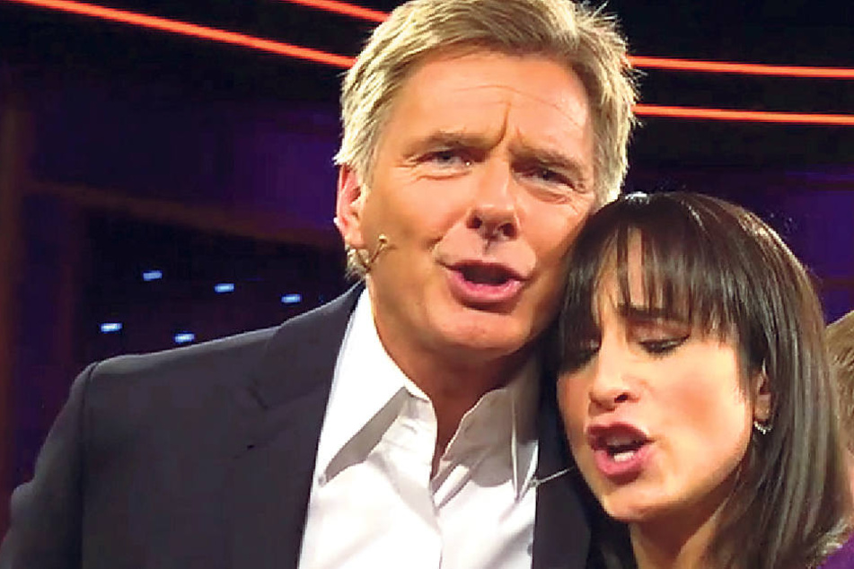 Mit traurigem Gesicht verabschieden sich Stephanie Stumph und Jörg Pilawa vom "Riverboat"-Publikum.