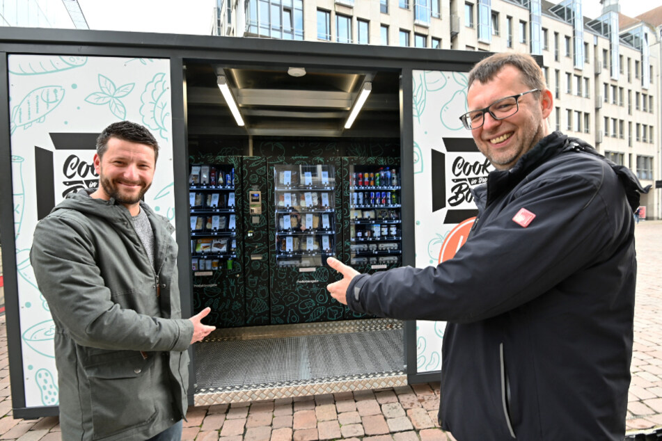 Roland Keilholz (47, r.) vom "alexxanders" steht mit Ideengeber Daniel Weidener (38) von der Agentur "Revolte" vor einem "Cook in the Boxx"-Automaten.