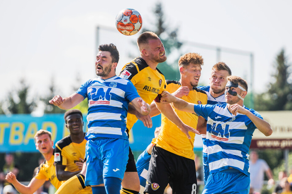 Beim Test in Pirna gegen Usti war Sebastian Mai (27, o.) nicht nur bei diesem Kopfball als Abwehrchef gefordert.