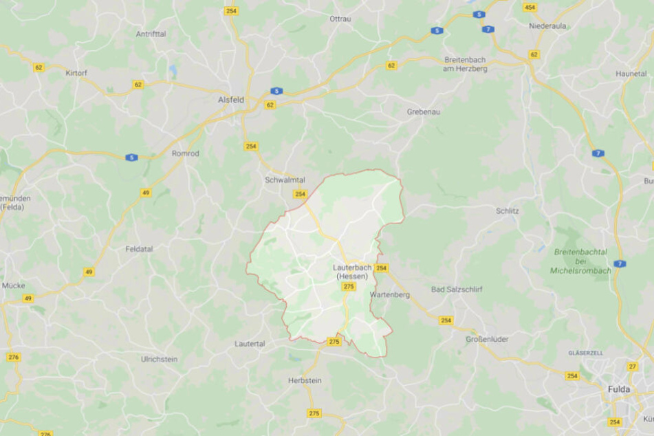Das Feuer brach in einer Mülltonne vor einer Turnhalle in Lauterbach aus.