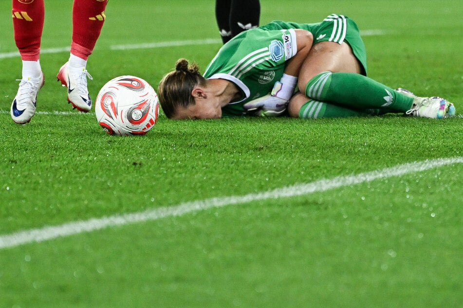 Ann-Katrin Berger (r.) musste einiges einstecken.
