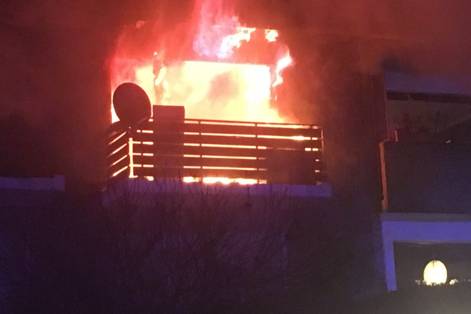 Aus der Wohnung im zweiten Obergeschoss schlugen bereits starke Flammen aus dem Fenster.