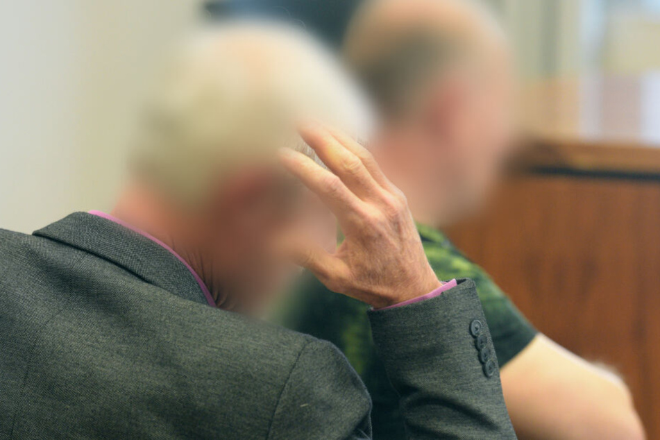 Im Landgericht Memmingen sitzen Elias (r) und Salim S. auf der Anklagebank.