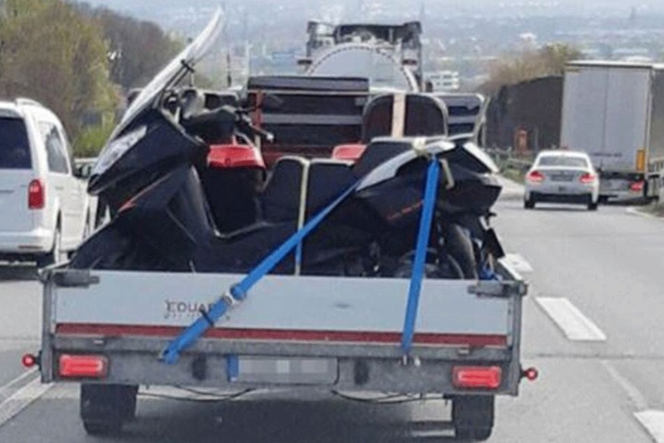 Das Motorrad auf der Ladefläche kam den Beamten doch sehr abenteuerlich vor.