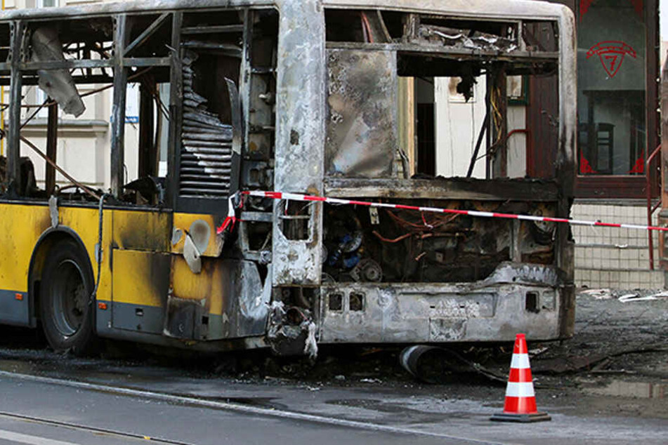 Die Herrmannstraße bleibt in Höhe Juliusstraße voll gesperrt. Die Aufräumarbeiten werden noch bis in die späten Abendstunden andauern. (Symbolbild)
