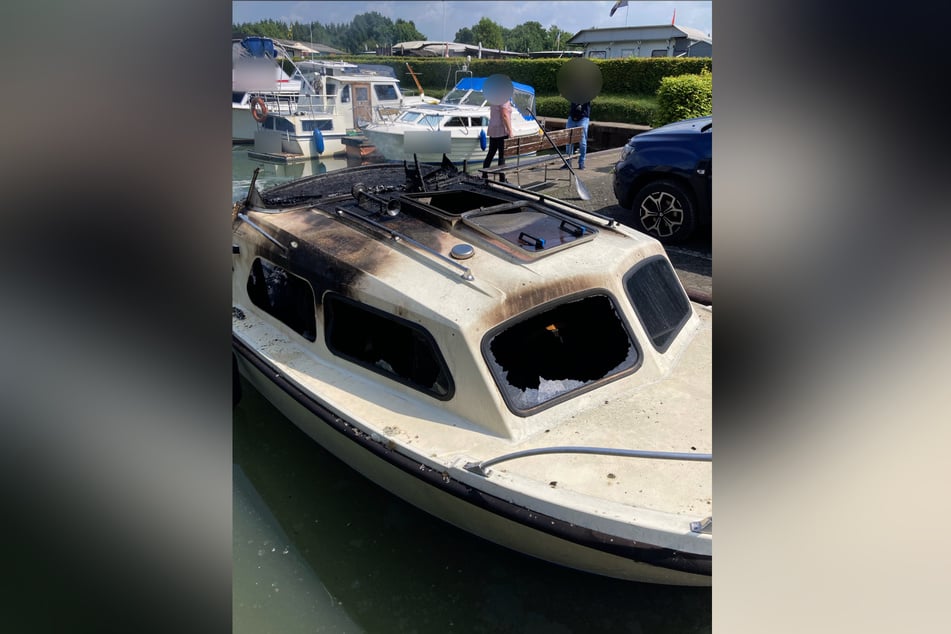 Im Yachthafen Ribbrock auf dem Datteln-Hamm-Kanal ist ein Sportboot abgebrannt.