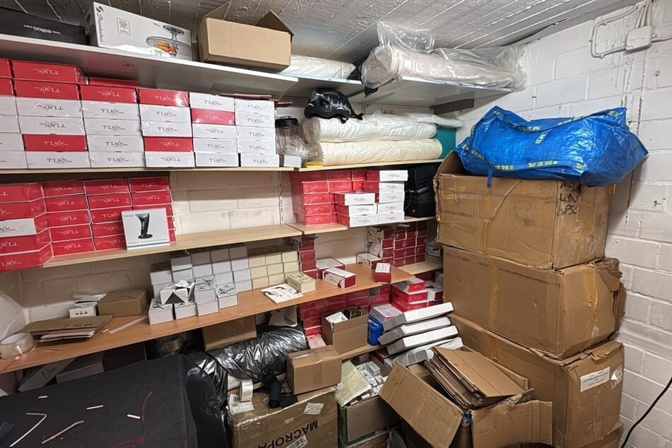 Der Zoll stellte tonnenweise illegale Abnehmprodukte und geschmuggelte Kosmetika sicher.