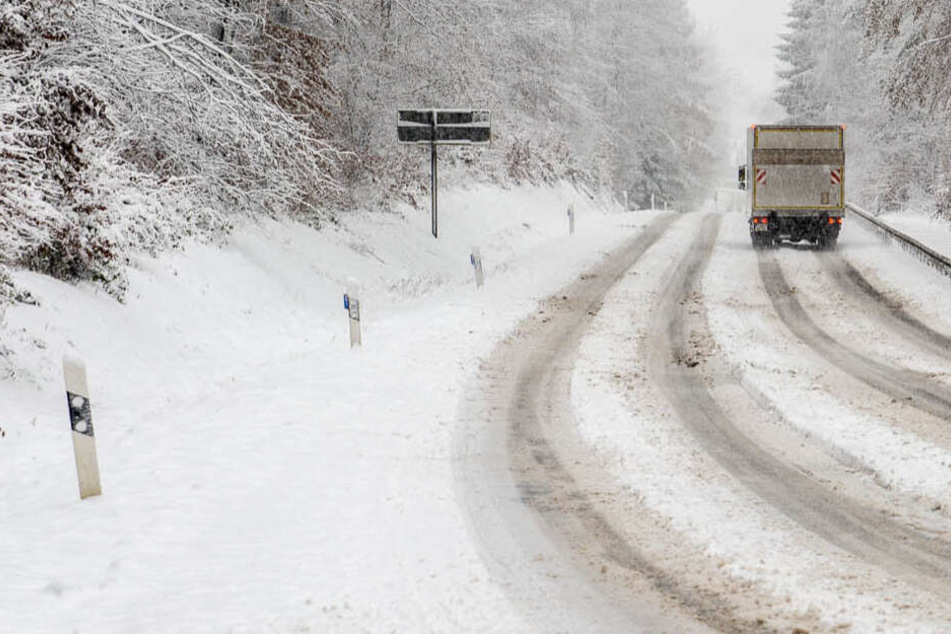 Besonders betroffen vom Schneefall in Hessen war die Bundesstraße 417 im Rheingau-Taunus-Kreis.