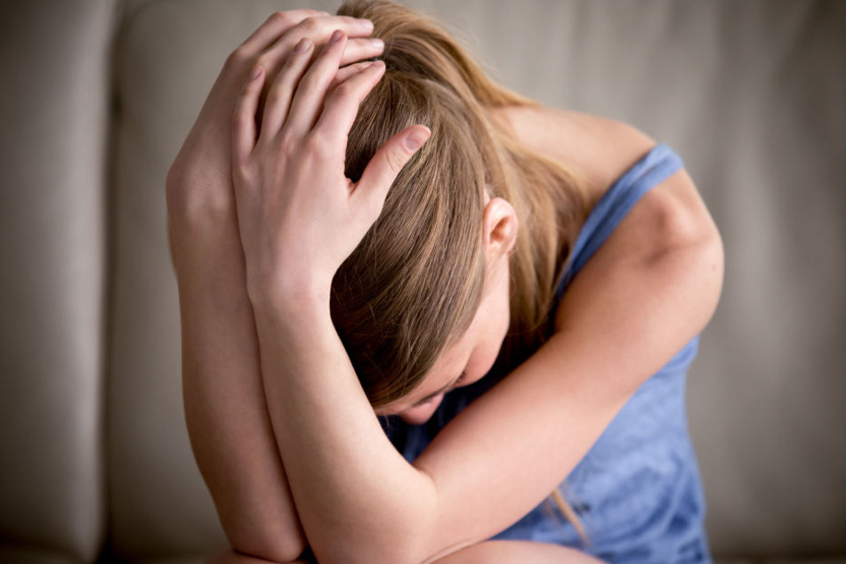 Der 16-Jährige hatte das Mädchen in ein Gebüsch gezerrt und ihr die Hose heruntergerissen. (Symbolbild)