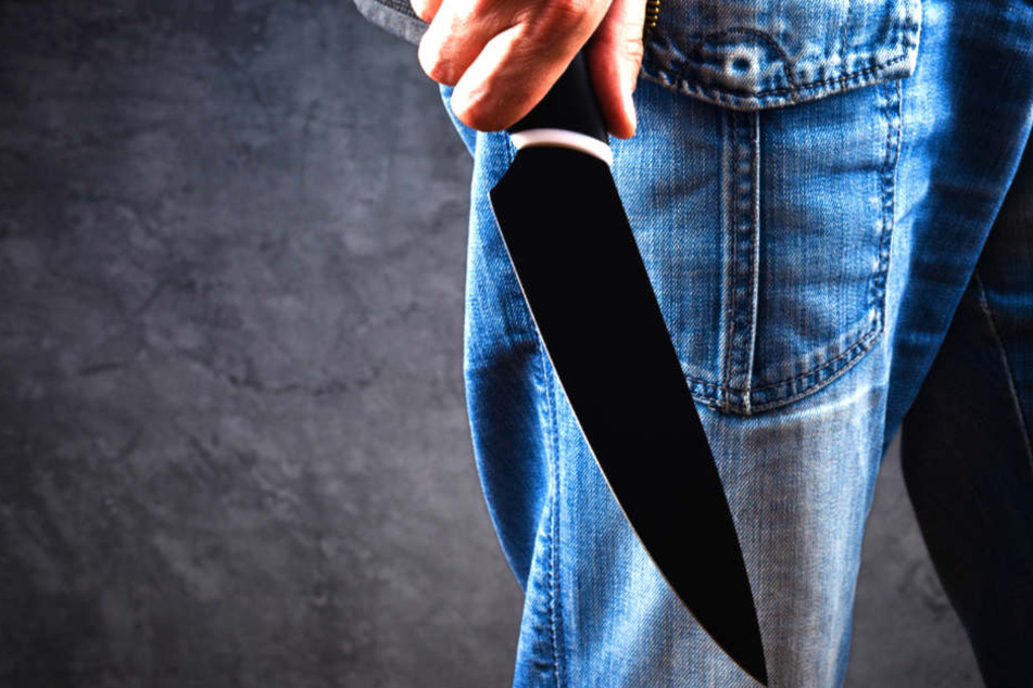 Bei der Durchsuchung der Wohnungen wurde unter anderem ein Messer sichergestellt (Symbolbild).