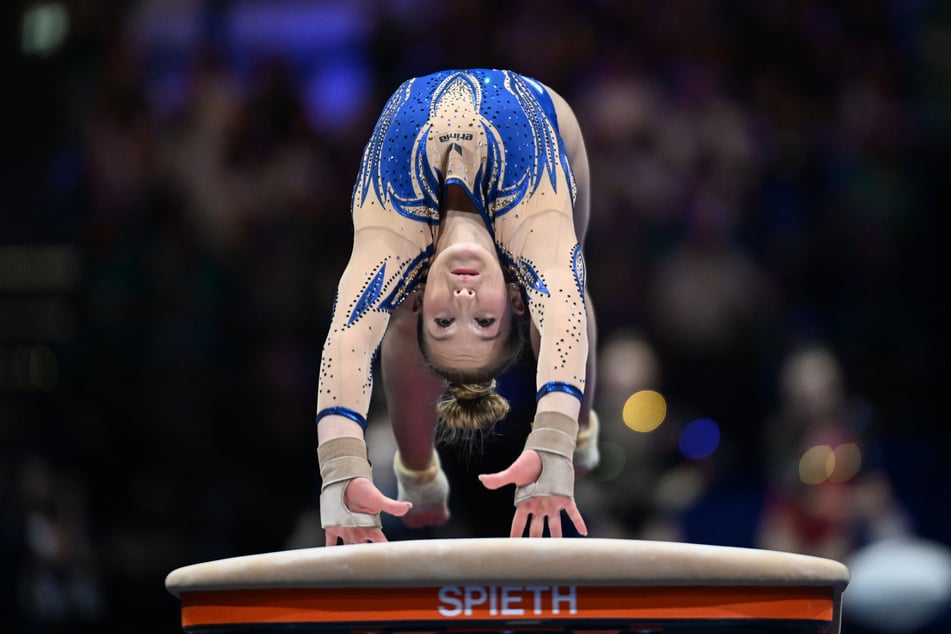 Auf ihrem Paradegerät ist sie das Maß aller Dinge: Die Chemnitzerin Karina Schönmaier (19) geht als Titelverteidigerin im Sprung in die Finals.