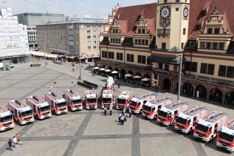 14 neue Löschfahrzeuge wurden am heutigen Mittwoch auf dem Marktplatz übergeben.