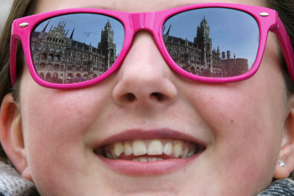Sonnenbrille oder Regenschirm? Auch am Wochenende brauchen Menschen in Bayern beides. (Symbolbild)