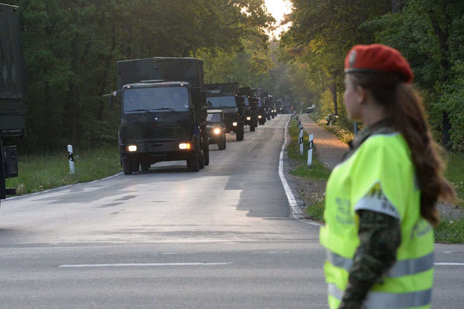 Die Bundeswehr fährt immer in 25er Kolonnen.