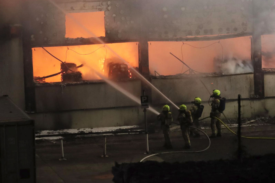 Die Einsatzkräfte bekämpfen das Feuer von mehreren Seiten.