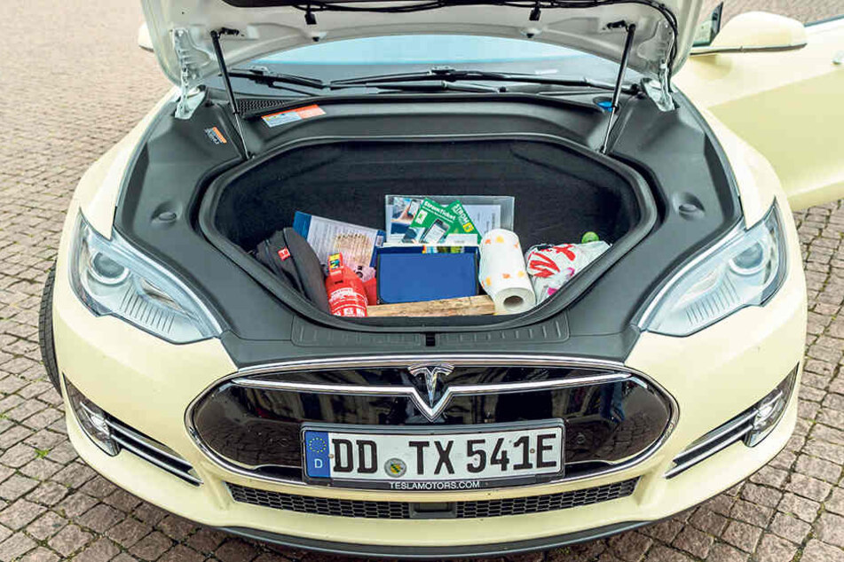 Ups! Wo bei anderen Autos der (Verbrennungs-)Motor sitzt, hat das Tesla-Taxi einen geräumigen
Stauraum.