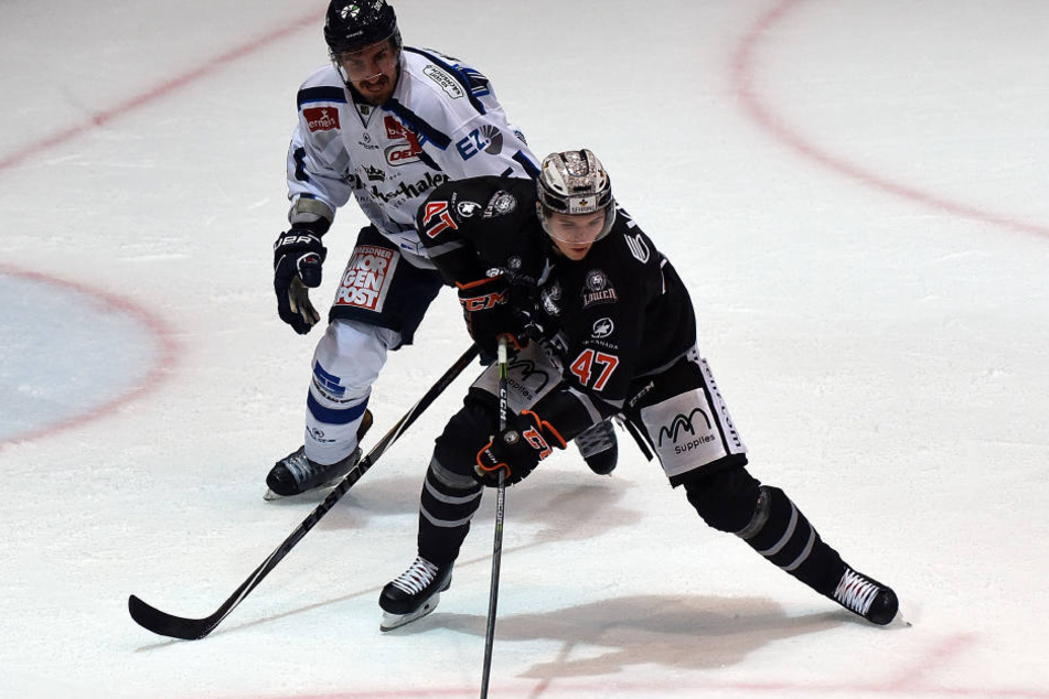 Petr
Macholda (l.) war ein Garant, dass die Eislöwen lange defensiv sehr gut standen
und den Frankfurtern wie hier Vladislav Filin wenig Chancen ließen.