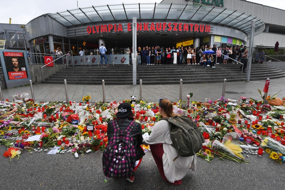 Juli 2016: Blumen und Kerzen liegen vor dem Haupteingang des Olympia-Einkaufszentrums (OEZ).